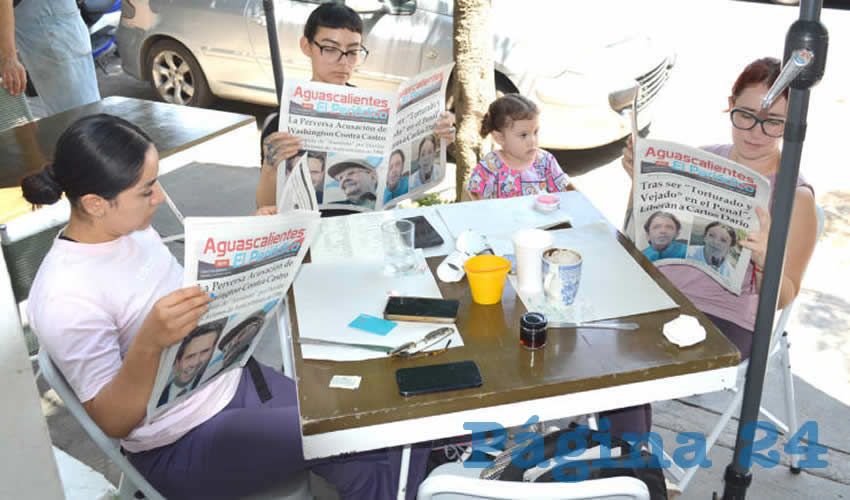 Grupo de personas desayunando.