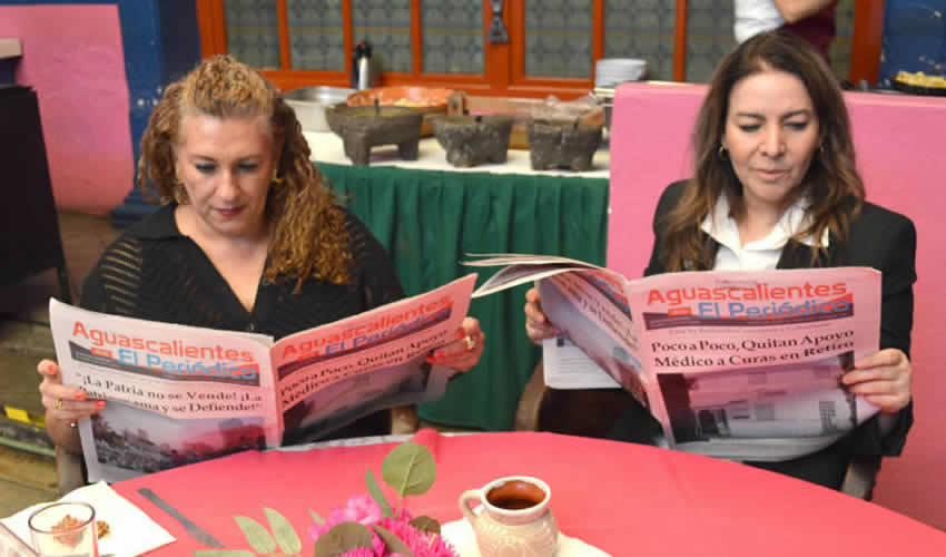 Grupo de personas desayunando.