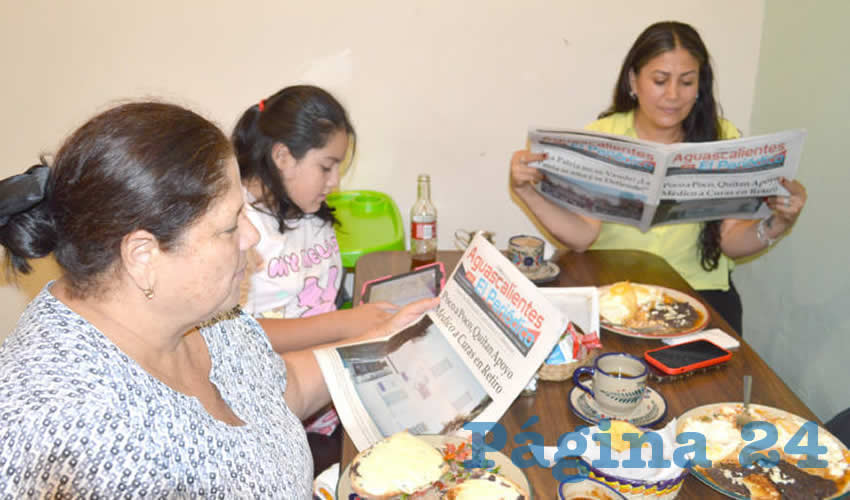 Grupo de personas desayunando.
