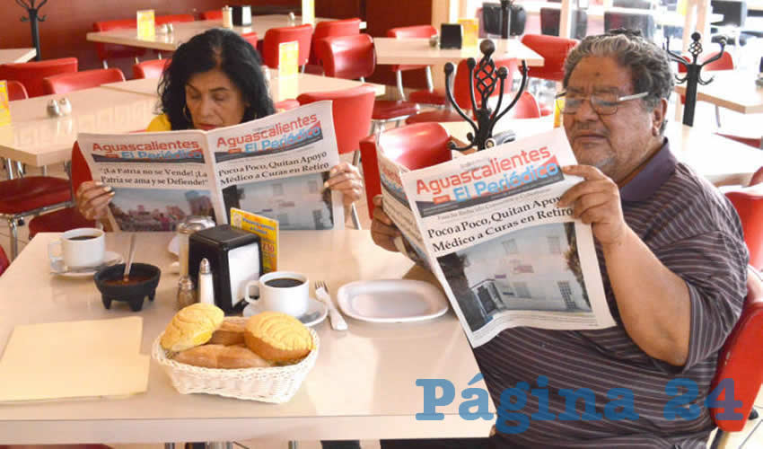Grupo de personas desayunando.