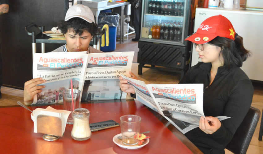 Grupo de personas desayunando.