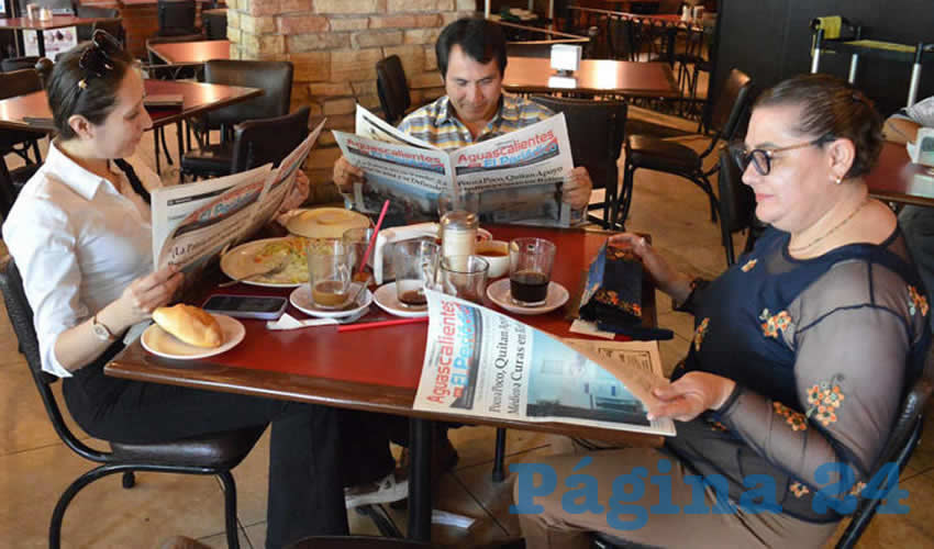 Grupo de personas desayunando.