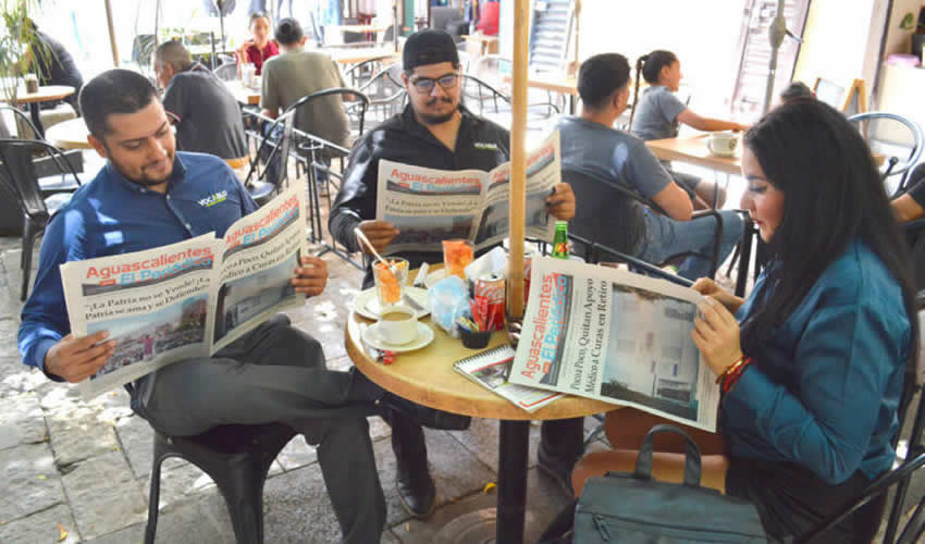 Grupo de personas desayunando.