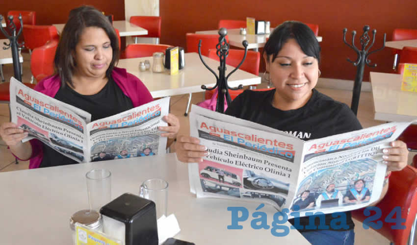 Grupo de personas desayunando.
