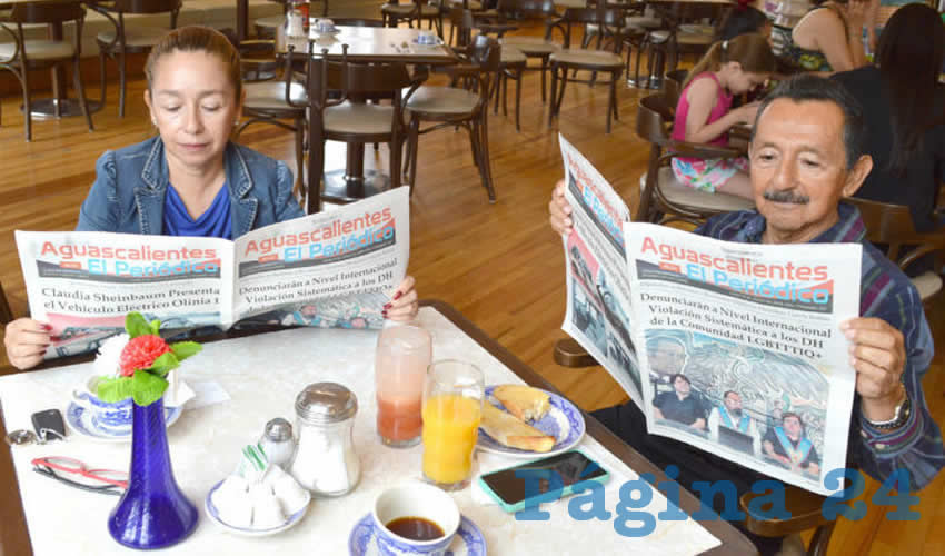 Grupo de personas desayunando.