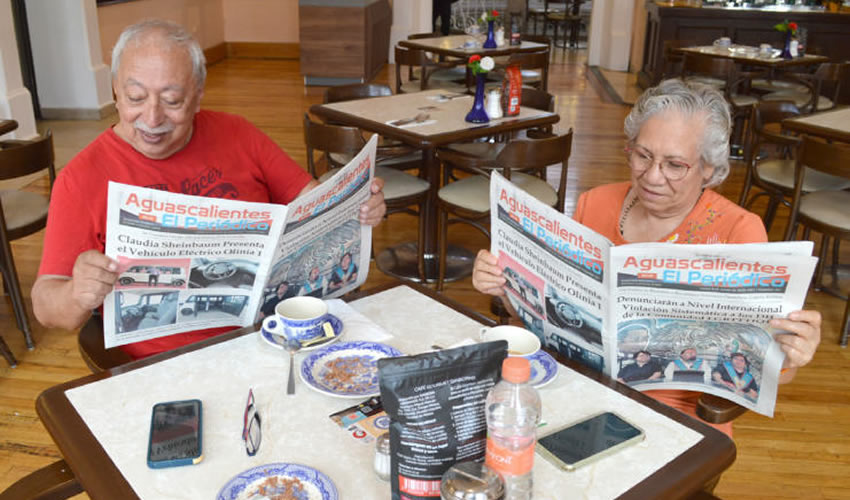 Grupo de personas desayunando.