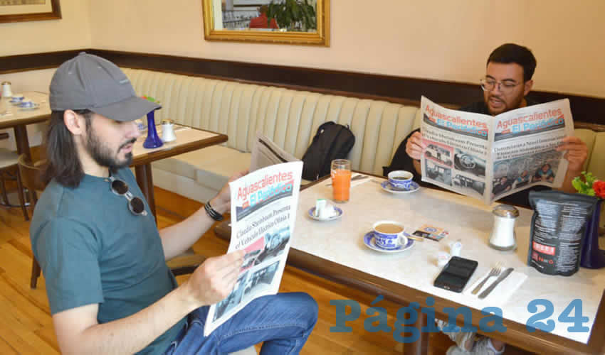 Grupo de personas desayunando.