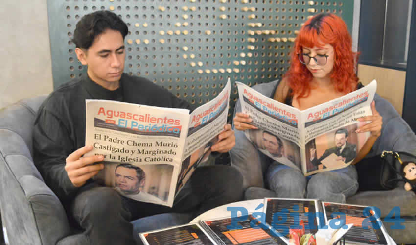Grupo de personas desayunando.