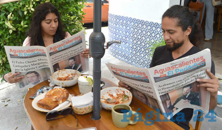 Grupo de personas desayunando.