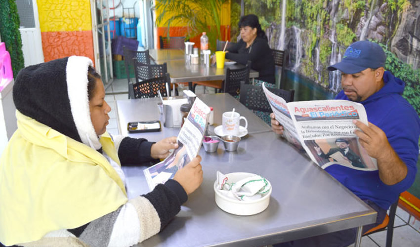 Grupo de personas desayunando.