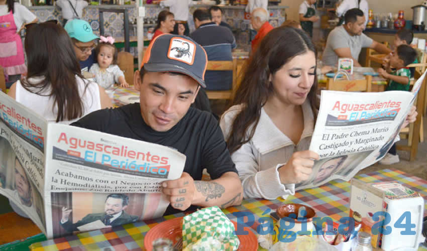 Grupo de personas desayunando.