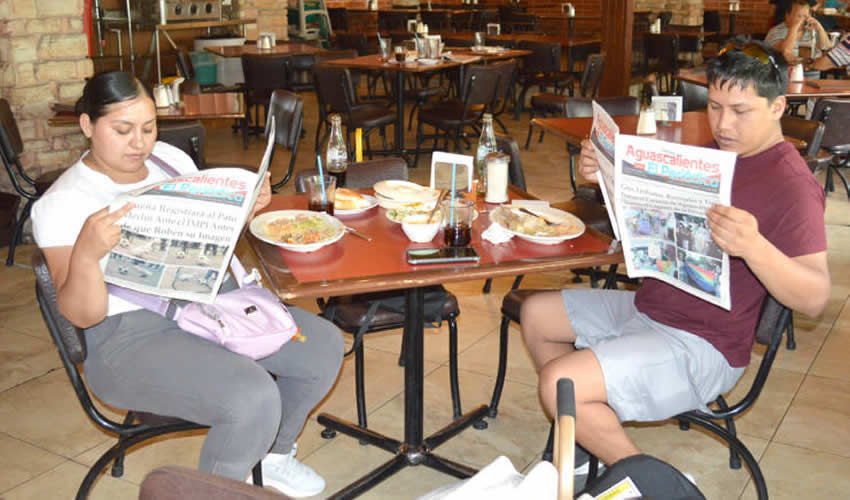 Grupo de personas desayunando.
