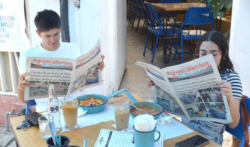Grupo de personas desayunando.