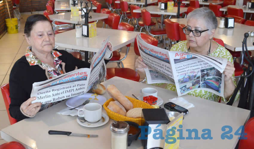 Grupo de personas desayunando.
