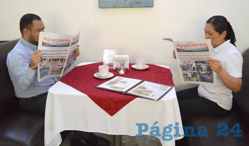 Grupo de personas desayunando.