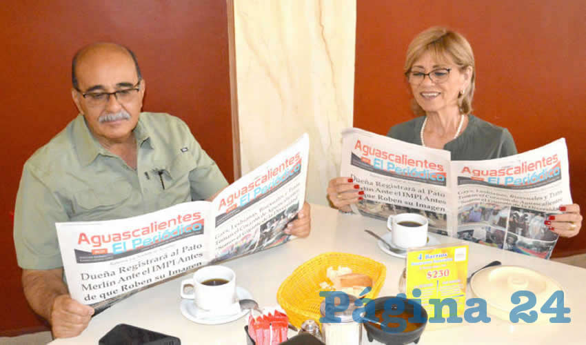 Grupo de personas desayunando.