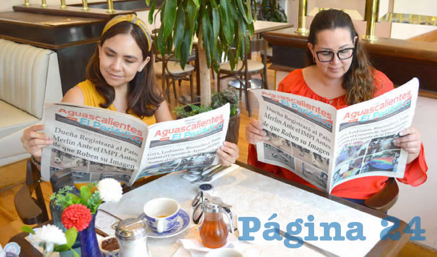 Grupo de personas desayunando.