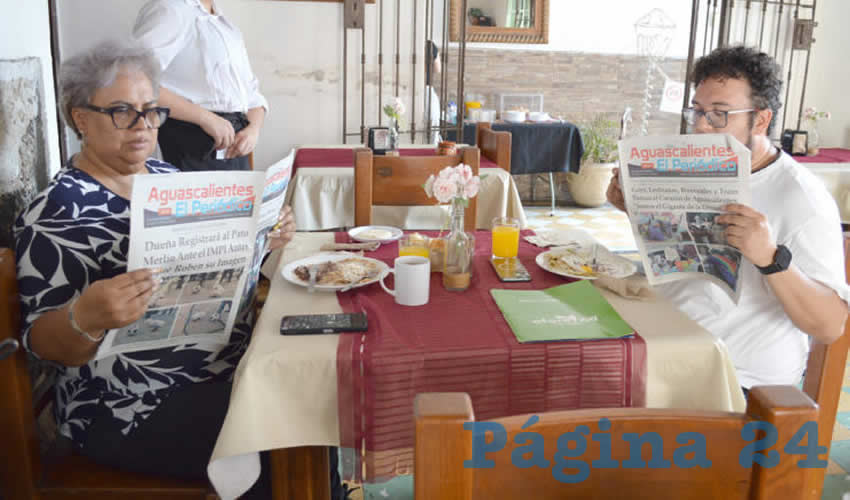 Grupo de personas desayunando.
