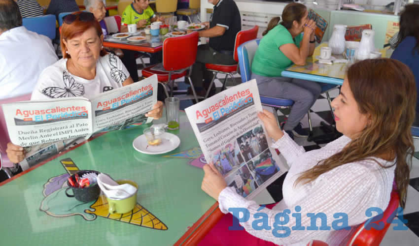 Grupo de personas desayunando.