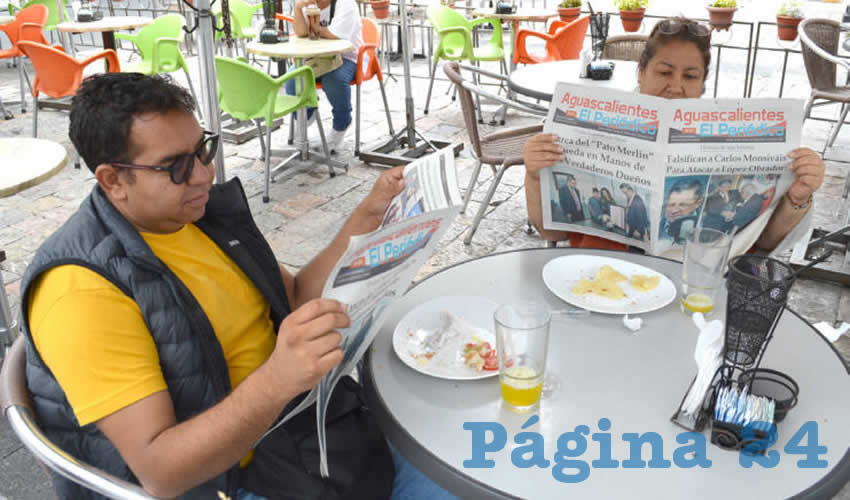 Grupo de personas desayunando.