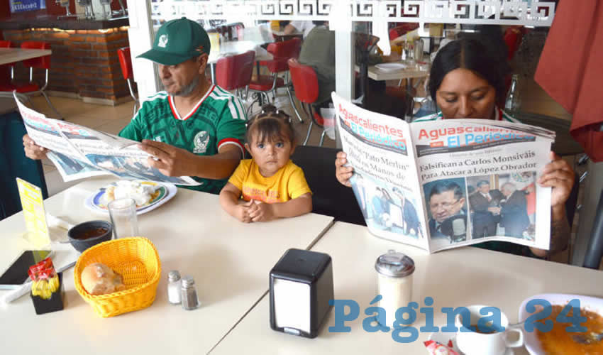 Grupo de personas desayunando.