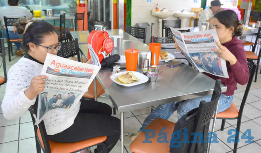 Grupo de personas desayunando.