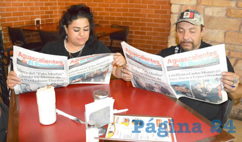 Grupo de personas desayunando.