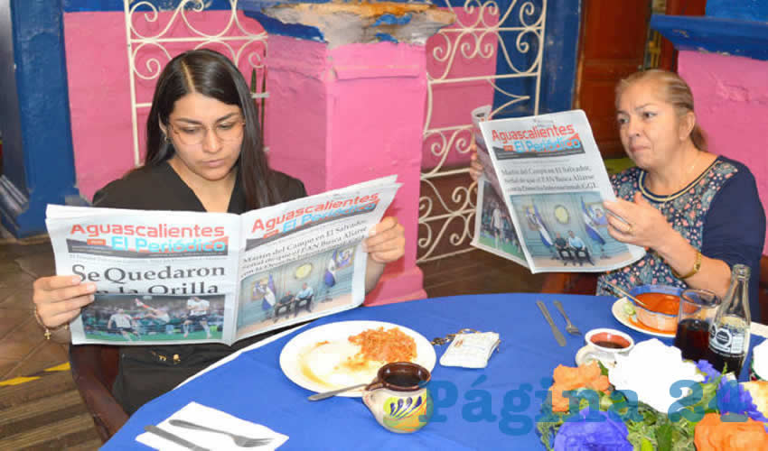 Grupo de personas desayunando.