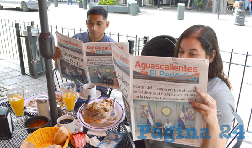 Grupo de personas desayunando.