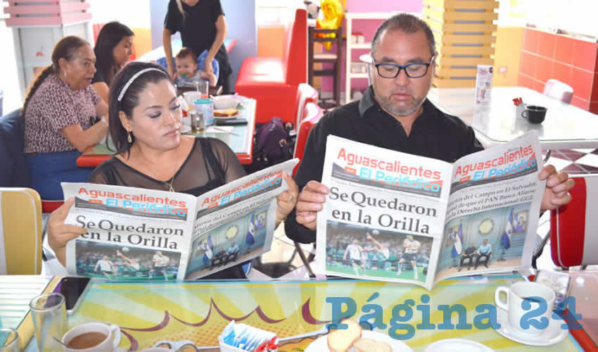 Grupo de personas desayunando.