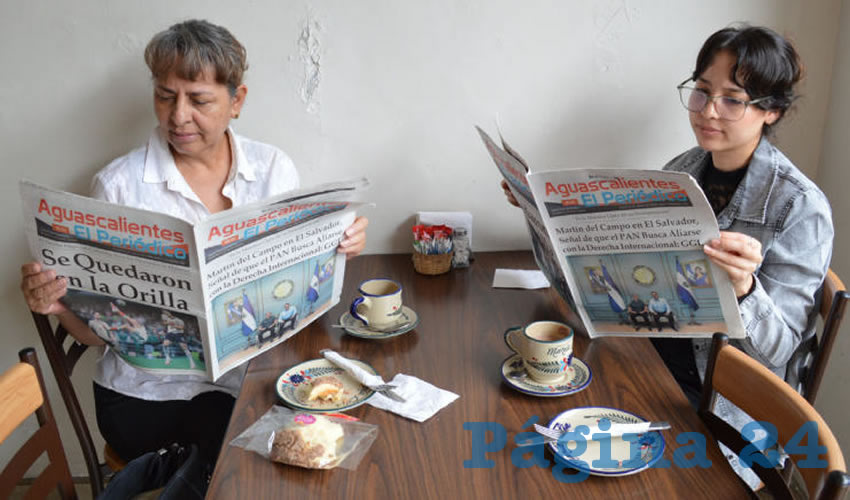 Grupo de personas desayunando.