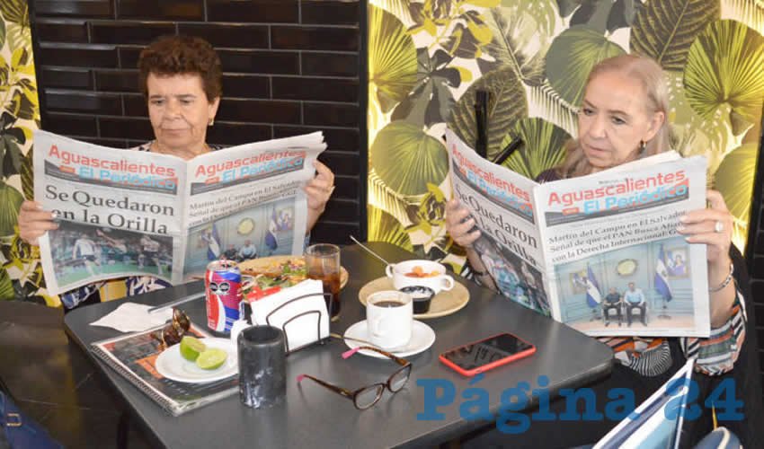 Grupo de personas desayunando.