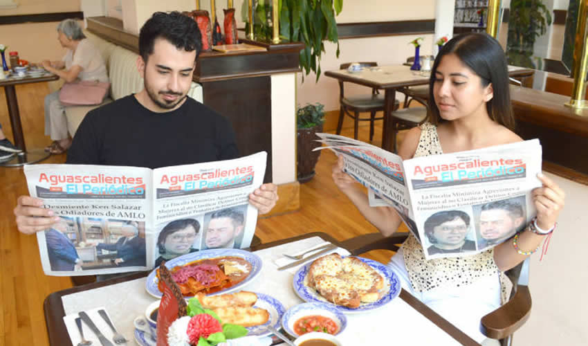 Grupo de personas desayunando.