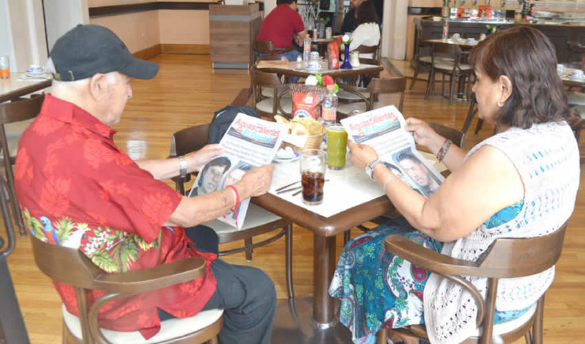 Grupo de personas desayunando.