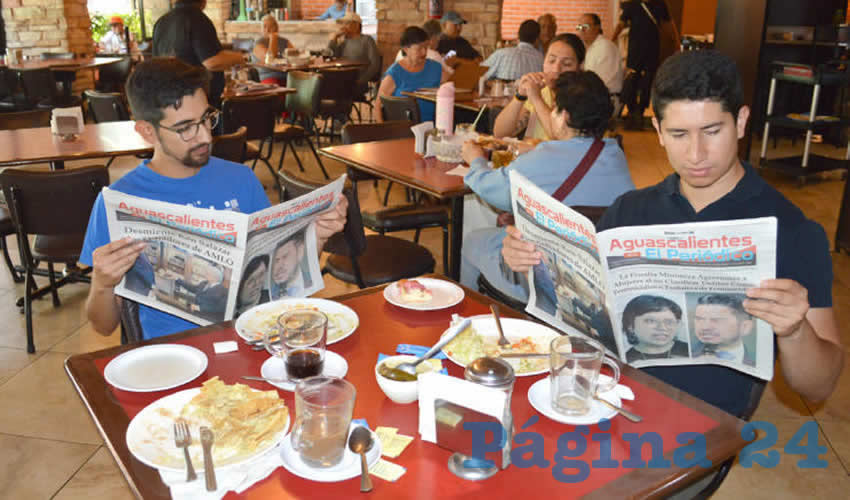 Grupo de personas desayunando.