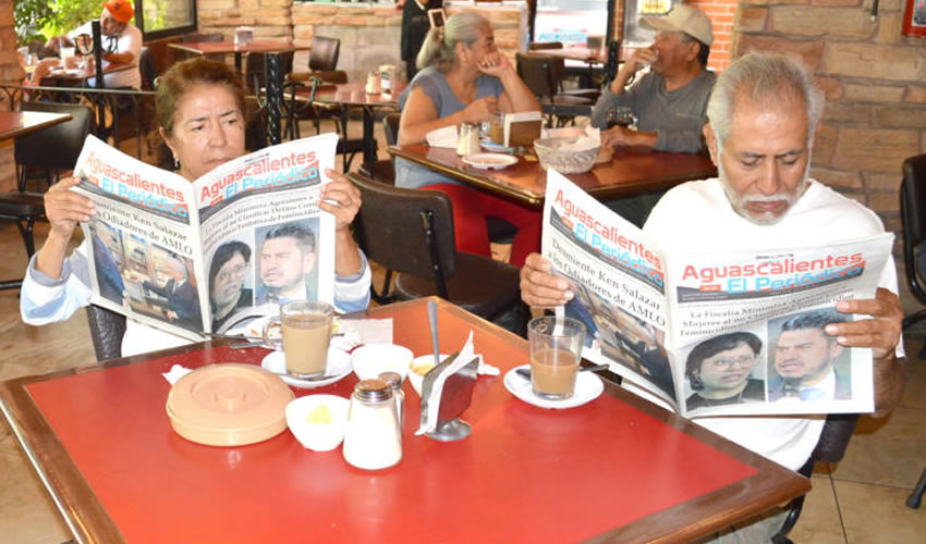 Grupo de personas desayunando.