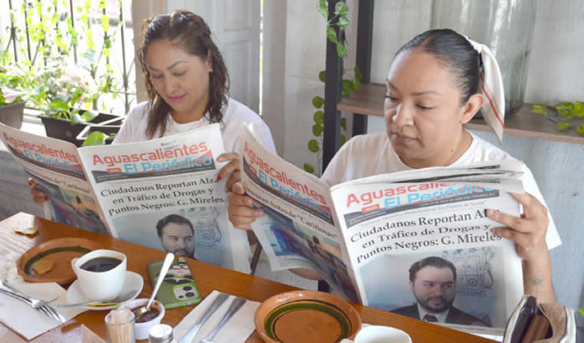 Grupo de personas desayunando.