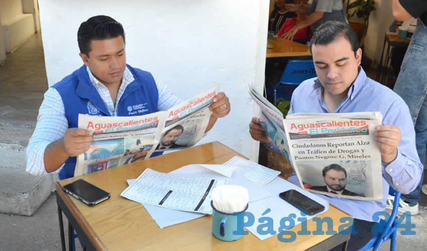 Grupo de personas desayunando.