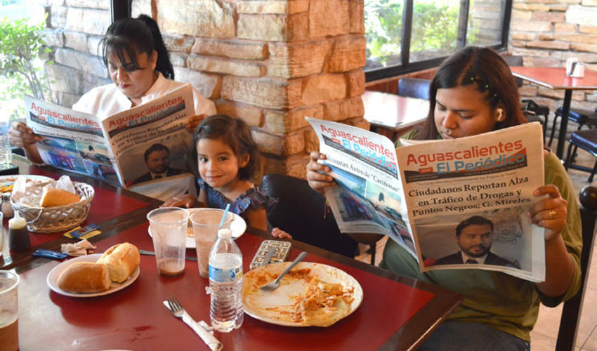 Grupo de personas desayunando.