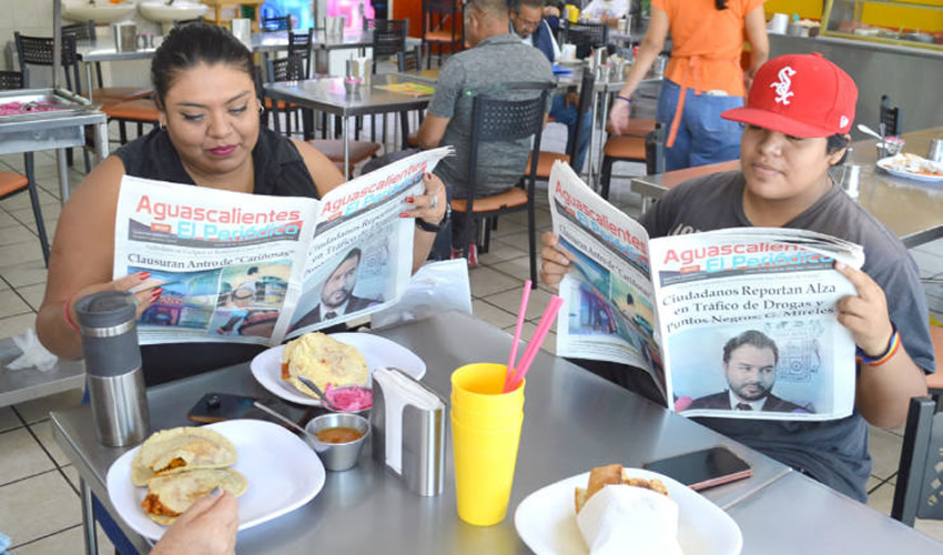 Grupo de personas desayunando.