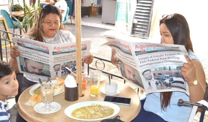 Grupo de personas desayunando.