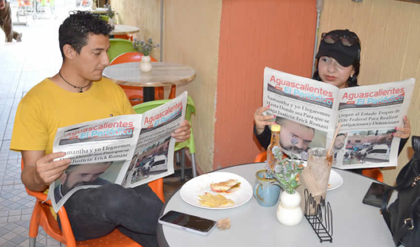 Grupo de personas desayunando.