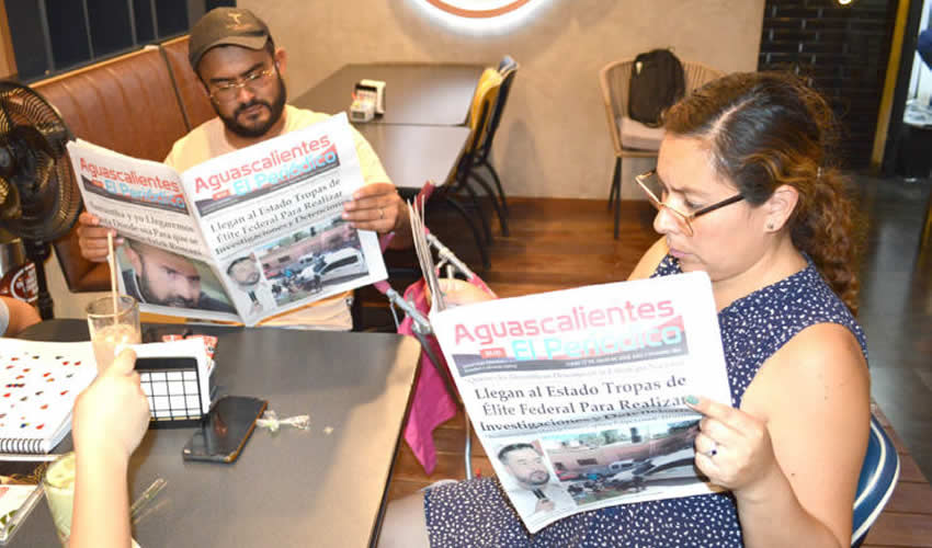 Grupo de personas desayunando.