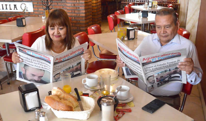 Grupo de personas desayunando.