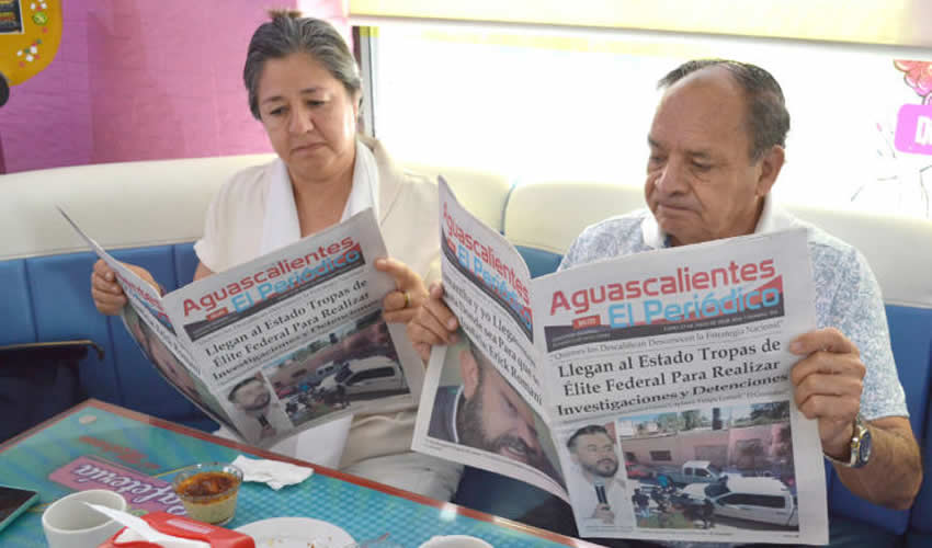 Grupo de personas desayunando.