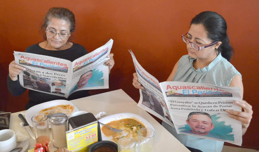 Grupo de personas desayunando.