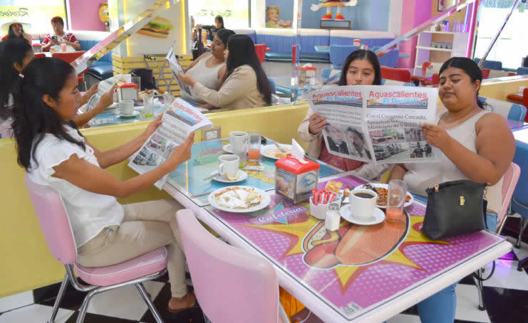 Desayunando